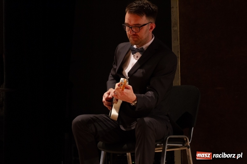 Zdjęcie w galerii na portalu naszraciborz.pl: Przed rozdaniem świadectw były dyplomy i wyróżnienia. Gala SP 1 w RCK wiadomości z regionu