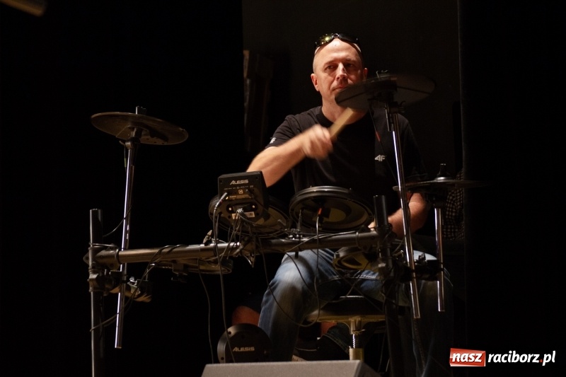 Zdjęcie w galerii na portalu naszraciborz.pl: Przed rozdaniem świadectw były dyplomy i wyróżnienia. Gala SP 1 w RCK wiadomości z regionu