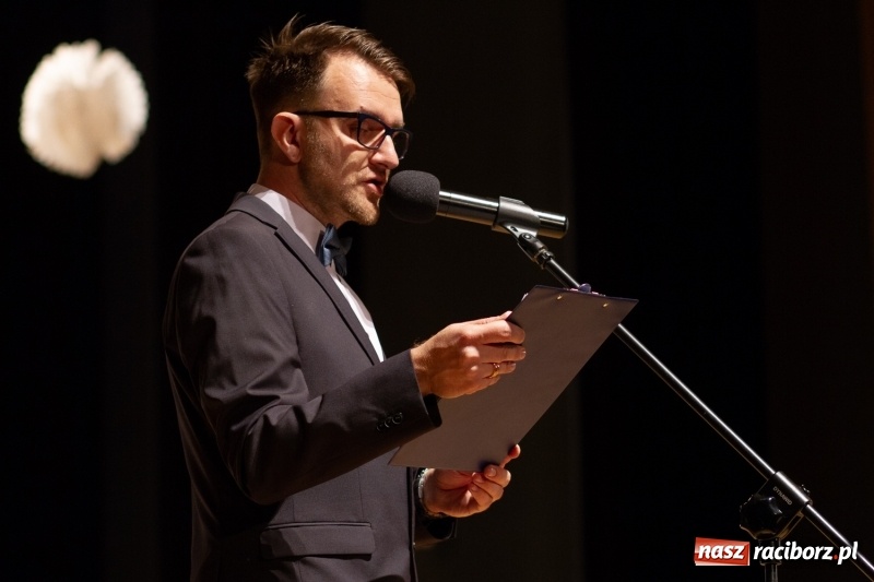 Zdjęcie w galerii na portalu naszraciborz.pl: Przed rozdaniem świadectw były dyplomy i wyróżnienia. Gala SP 1 w RCK wiadomości z regionu