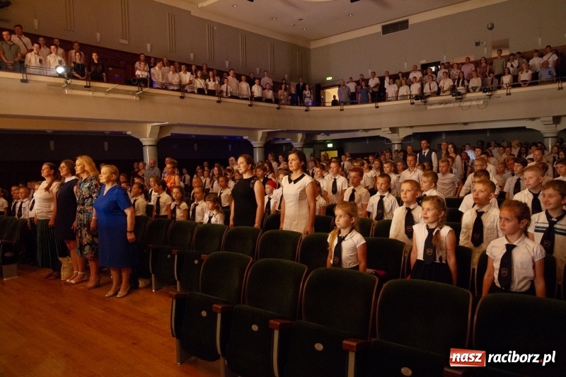 Zdjęcie w galerii na portalu naszraciborz.pl: Przed rozdaniem świadectw były dyplomy i wyróżnienia. Gala SP 1 w RCK wiadomości z regionu