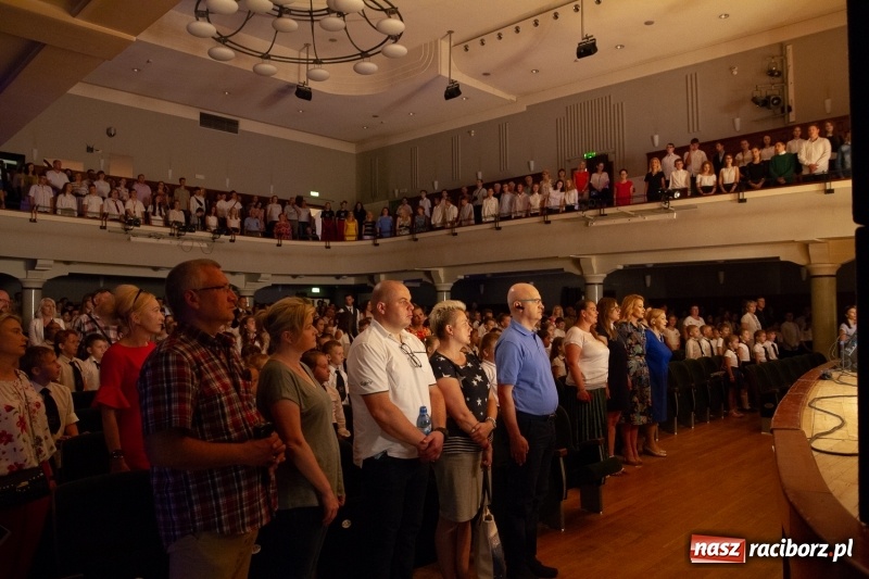 Zdjęcie w galerii na portalu naszraciborz.pl: Przed rozdaniem świadectw były dyplomy i wyróżnienia. Gala SP 1 w RCK wiadomości z regionu