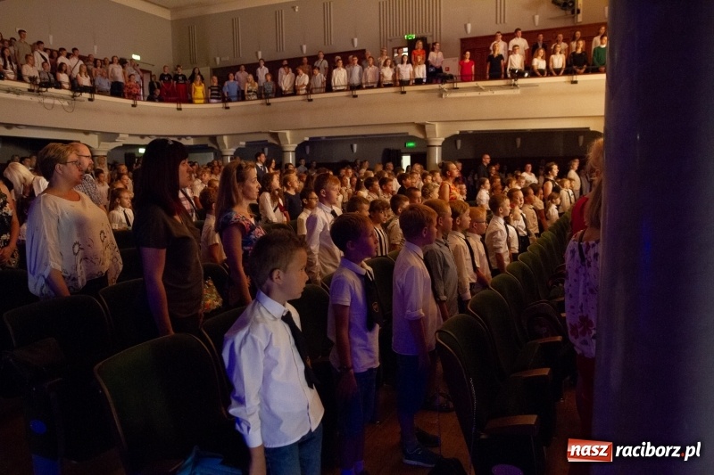 Zdjęcie w galerii na portalu naszraciborz.pl: Przed rozdaniem świadectw były dyplomy i wyróżnienia. Gala SP 1 w RCK wiadomości z regionu