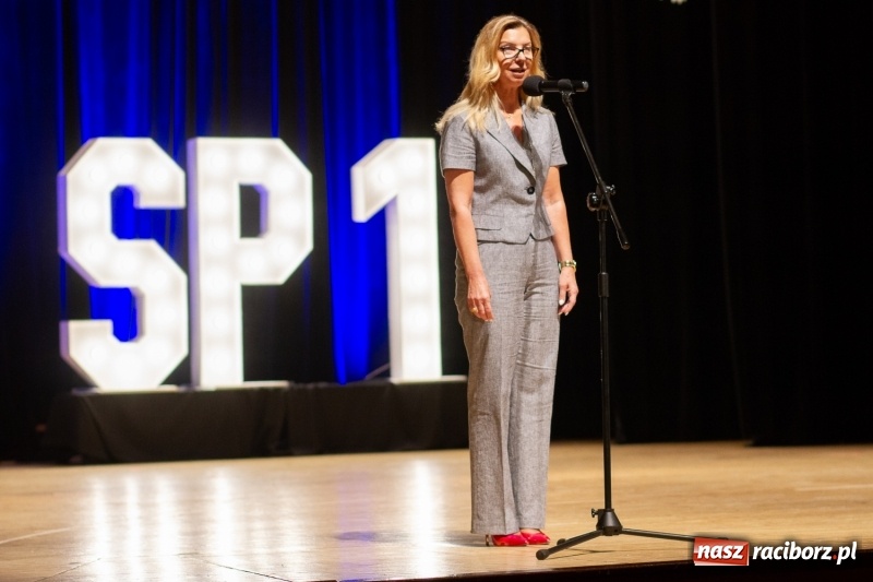 Zdjęcie w galerii na portalu naszraciborz.pl: Przed rozdaniem świadectw były dyplomy i wyróżnienia. Gala SP 1 w RCK wiadomości z regionu