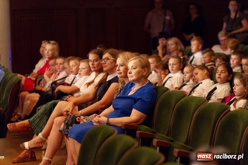 Zdjęcie w galerii na portalu naszraciborz.pl: Przed rozdaniem świadectw były dyplomy i wyróżnienia. Gala SP 1 w RCK wiadomości z regionu