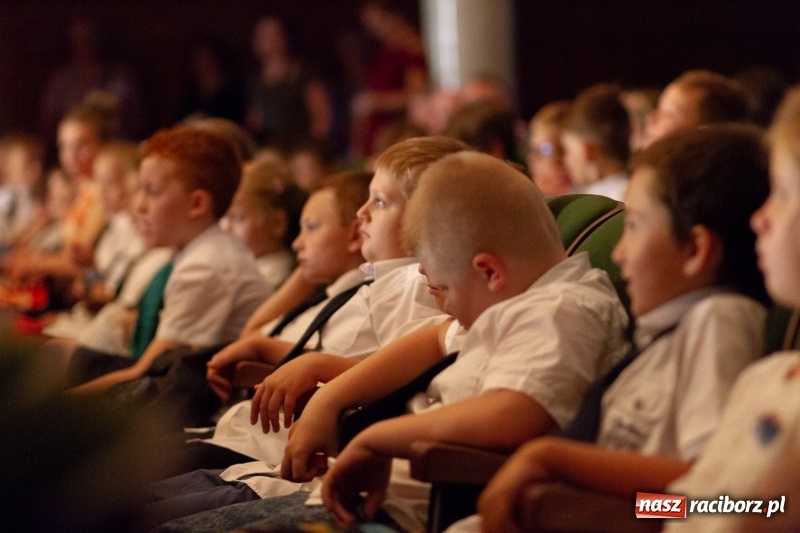 Zdjęcie w galerii na portalu naszraciborz.pl: Przed rozdaniem świadectw były dyplomy i wyróżnienia. Gala SP 1 w RCK wiadomości z regionu