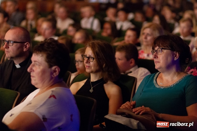 Zdjęcie w galerii na portalu naszraciborz.pl: Przed rozdaniem świadectw były dyplomy i wyróżnienia. Gala SP 1 w RCK wiadomości z regionu