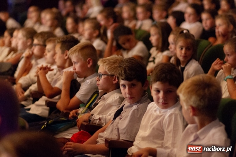 Zdjęcie w galerii na portalu naszraciborz.pl: Przed rozdaniem świadectw były dyplomy i wyróżnienia. Gala SP 1 w RCK wiadomości z regionu