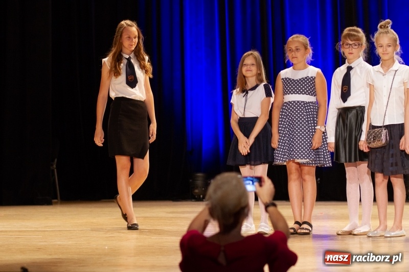 Zdjęcie w galerii na portalu naszraciborz.pl: Przed rozdaniem świadectw były dyplomy i wyróżnienia. Gala SP 1 w RCK wiadomości z regionu