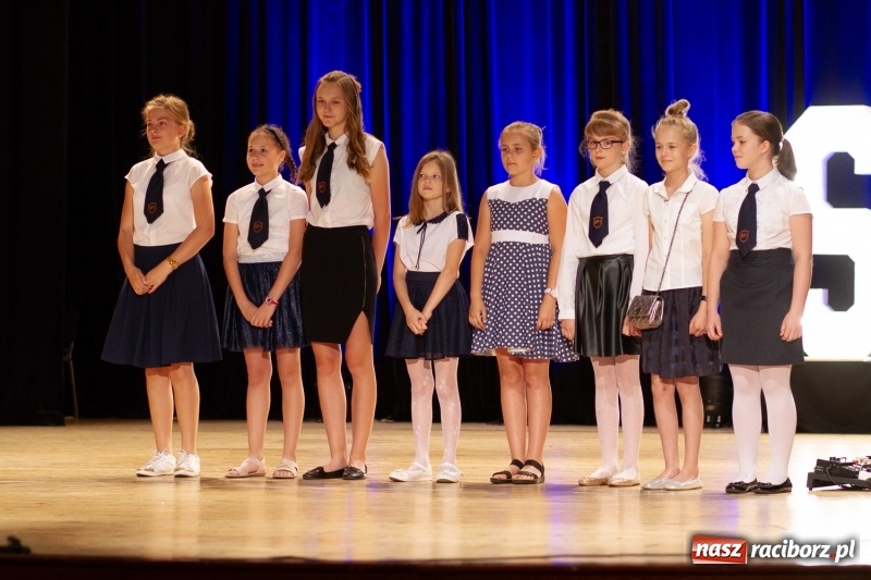 Zdjęcie w galerii na portalu naszraciborz.pl: Przed rozdaniem świadectw były dyplomy i wyróżnienia. Gala SP 1 w RCK wiadomości z regionu