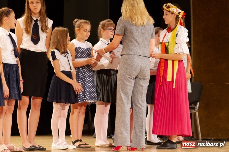 Zdjęcie w galerii na portalu naszraciborz.pl: Przed rozdaniem świadectw były dyplomy i wyróżnienia. Gala SP 1 w RCK wiadomości z regionu