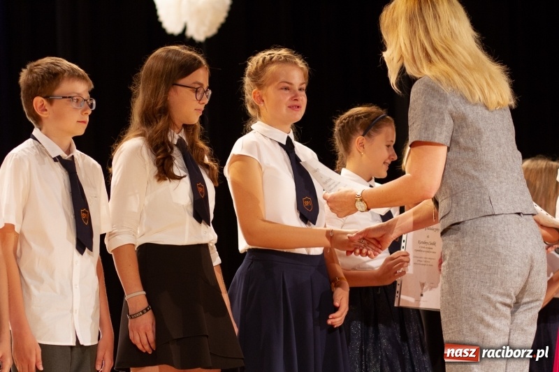 Zdjęcie w galerii na portalu naszraciborz.pl: Przed rozdaniem świadectw były dyplomy i wyróżnienia. Gala SP 1 w RCK wiadomości z regionu