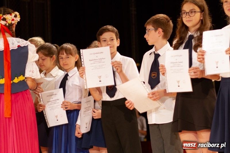 Zdjęcie w galerii na portalu naszraciborz.pl: Przed rozdaniem świadectw były dyplomy i wyróżnienia. Gala SP 1 w RCK wiadomości z regionu