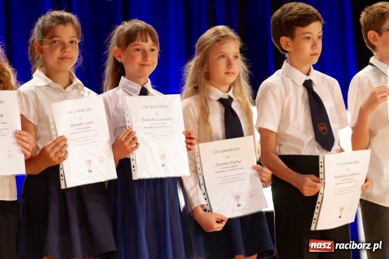 Zdjęcie w galerii na portalu naszraciborz.pl: Przed rozdaniem świadectw były dyplomy i wyróżnienia. Gala SP 1 w RCK wiadomości z regionu