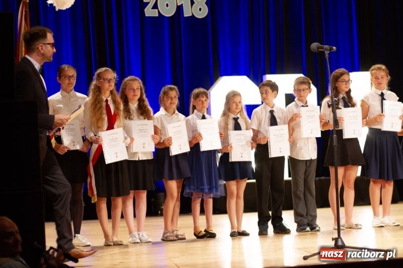 Zdjęcie w galerii na portalu naszraciborz.pl: Przed rozdaniem świadectw były dyplomy i wyróżnienia. Gala SP 1 w RCK wiadomości z regionu