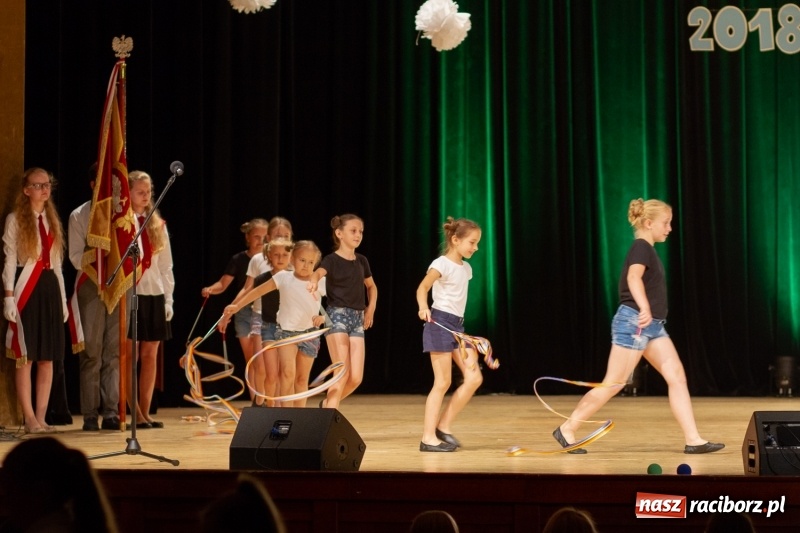 Zdjęcie w galerii na portalu naszraciborz.pl: Przed rozdaniem świadectw były dyplomy i wyróżnienia. Gala SP 1 w RCK wiadomości z regionu