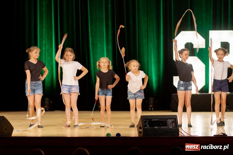 Zdjęcie w galerii na portalu naszraciborz.pl: Przed rozdaniem świadectw były dyplomy i wyróżnienia. Gala SP 1 w RCK wiadomości z regionu