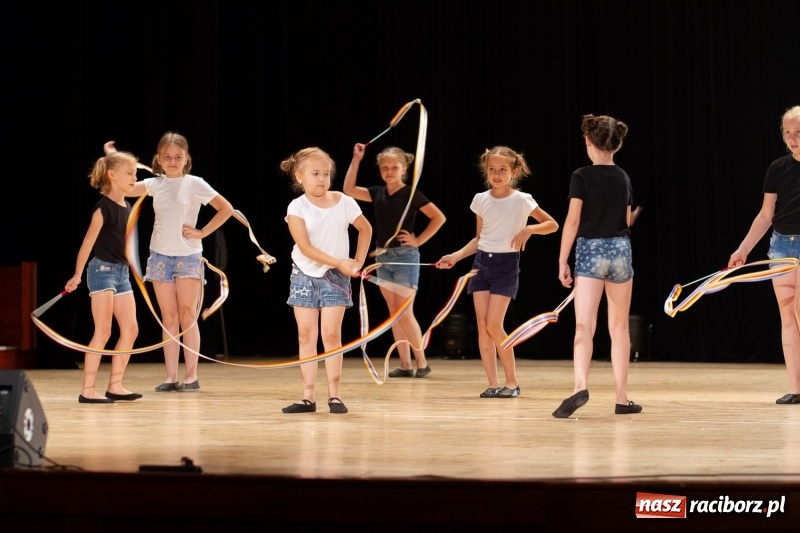 Zdjęcie w galerii na portalu naszraciborz.pl: Przed rozdaniem świadectw były dyplomy i wyróżnienia. Gala SP 1 w RCK wiadomości z regionu