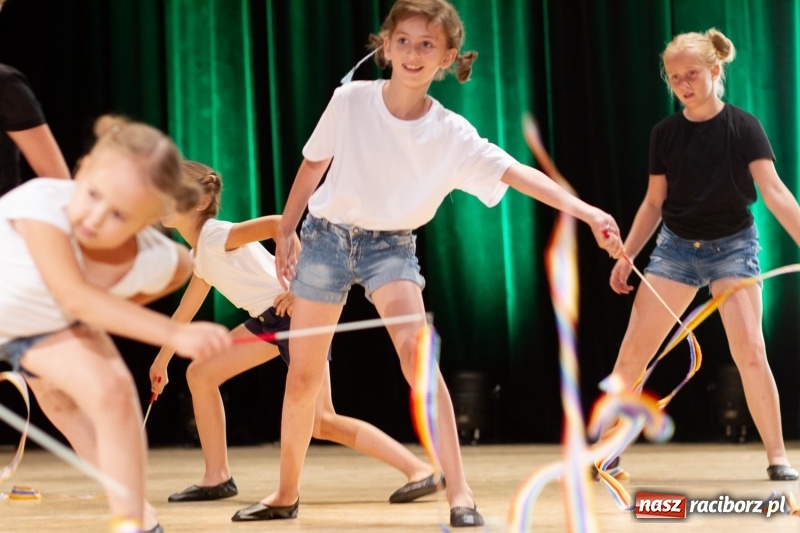 Zdjęcie w galerii na portalu naszraciborz.pl: Przed rozdaniem świadectw były dyplomy i wyróżnienia. Gala SP 1 w RCK wiadomości z regionu