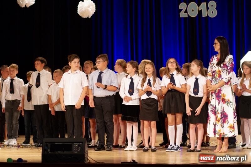Zdjęcie w galerii na portalu naszraciborz.pl: Przed rozdaniem świadectw były dyplomy i wyróżnienia. Gala SP 1 w RCK wiadomości z regionu