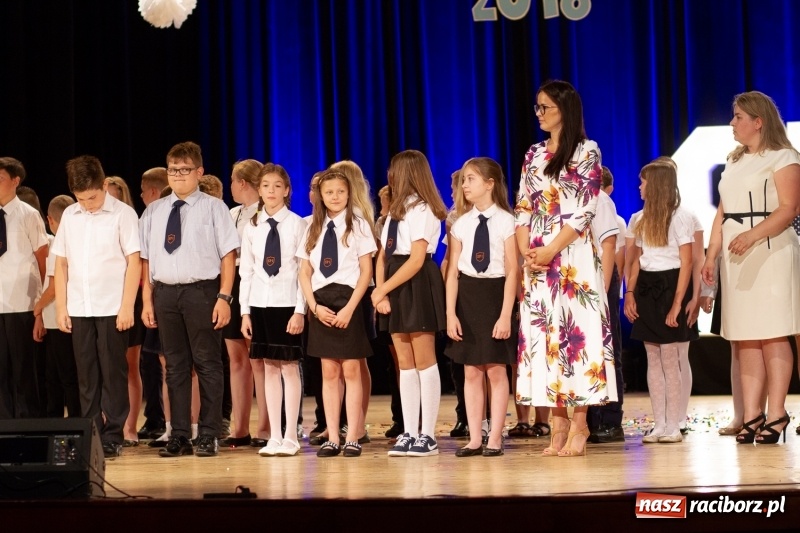 Zdjęcie w galerii na portalu naszraciborz.pl: Przed rozdaniem świadectw były dyplomy i wyróżnienia. Gala SP 1 w RCK wiadomości z regionu