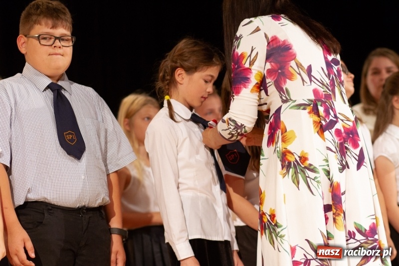 Zdjęcie w galerii na portalu naszraciborz.pl: Przed rozdaniem świadectw były dyplomy i wyróżnienia. Gala SP 1 w RCK wiadomości z regionu