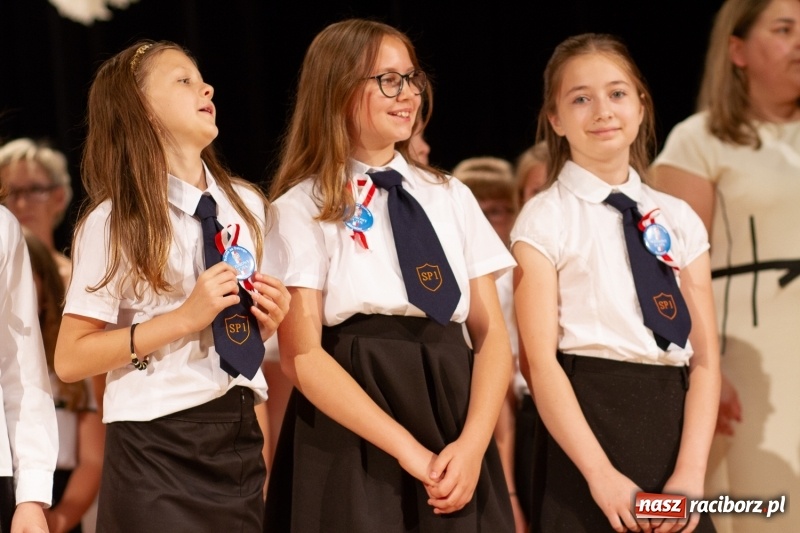 Zdjęcie w galerii na portalu naszraciborz.pl: Przed rozdaniem świadectw były dyplomy i wyróżnienia. Gala SP 1 w RCK wiadomości z regionu