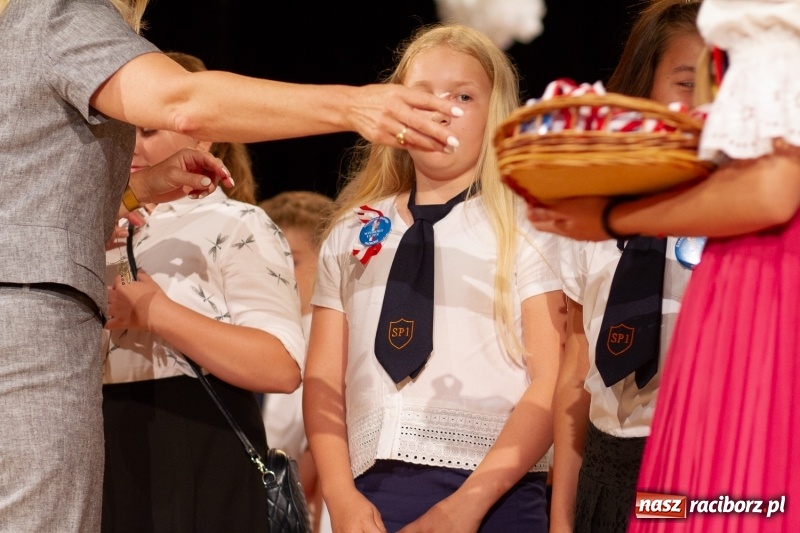 Zdjęcie w galerii na portalu naszraciborz.pl: Przed rozdaniem świadectw były dyplomy i wyróżnienia. Gala SP 1 w RCK wiadomości z regionu