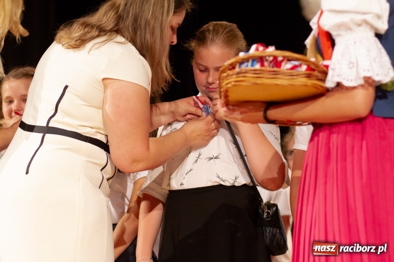Zdjęcie w galerii na portalu naszraciborz.pl: Przed rozdaniem świadectw były dyplomy i wyróżnienia. Gala SP 1 w RCK wiadomości z regionu