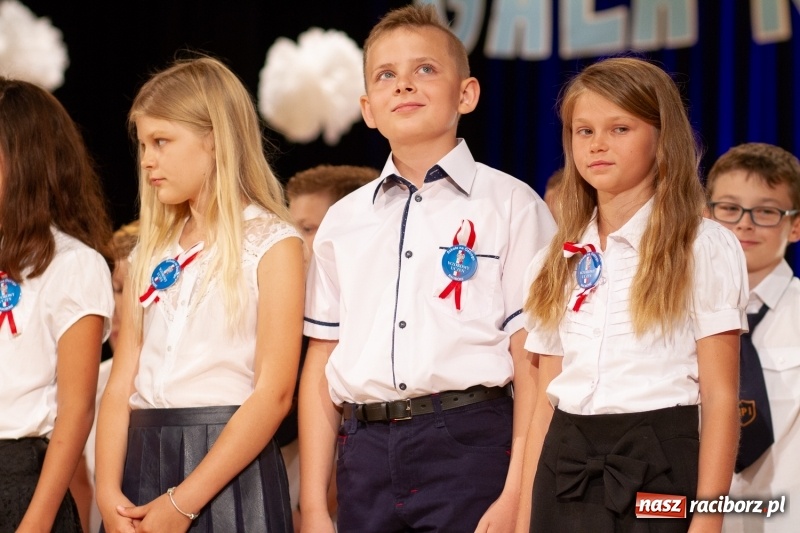 Zdjęcie w galerii na portalu naszraciborz.pl: Przed rozdaniem świadectw były dyplomy i wyróżnienia. Gala SP 1 w RCK wiadomości z regionu