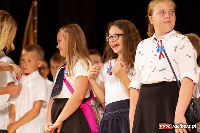 Zdjęcie w galerii na portalu naszraciborz.pl: Przed rozdaniem świadectw były dyplomy i wyróżnienia. Gala SP 1 w RCK wiadomości z regionu