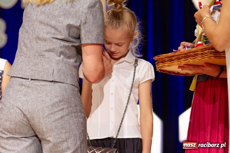 Zdjęcie w galerii na portalu naszraciborz.pl: Przed rozdaniem świadectw były dyplomy i wyróżnienia. Gala SP 1 w RCK wiadomości z regionu