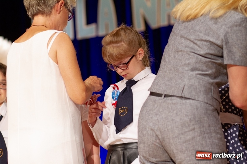 Zdjęcie w galerii na portalu naszraciborz.pl: Przed rozdaniem świadectw były dyplomy i wyróżnienia. Gala SP 1 w RCK wiadomości z regionu