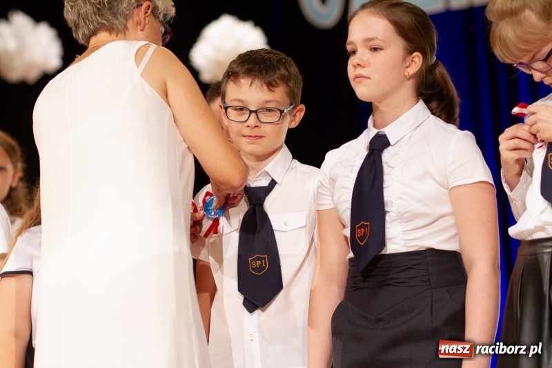 Zdjęcie w galerii na portalu naszraciborz.pl: Przed rozdaniem świadectw były dyplomy i wyróżnienia. Gala SP 1 w RCK wiadomości z regionu