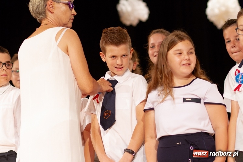 Zdjęcie w galerii na portalu naszraciborz.pl: Przed rozdaniem świadectw były dyplomy i wyróżnienia. Gala SP 1 w RCK wiadomości z regionu