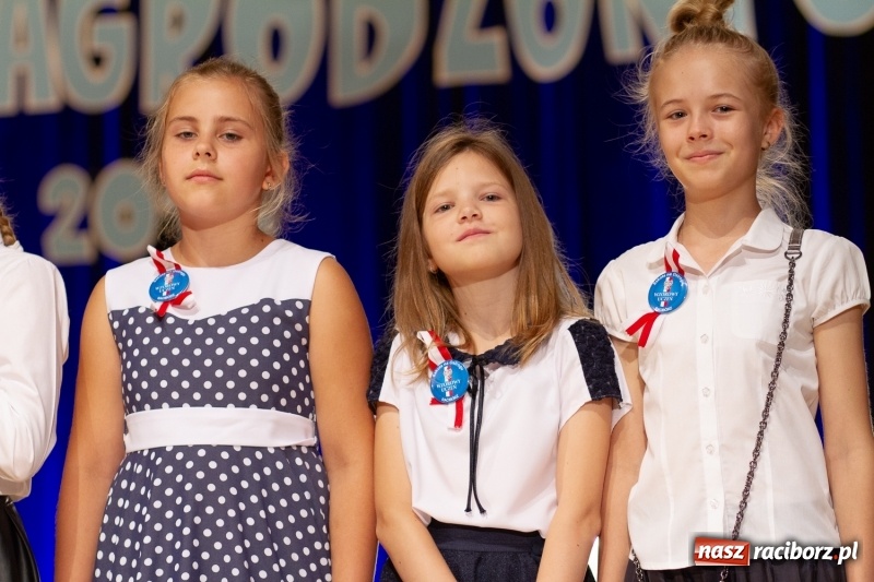 Zdjęcie w galerii na portalu naszraciborz.pl: Przed rozdaniem świadectw były dyplomy i wyróżnienia. Gala SP 1 w RCK wiadomości z regionu