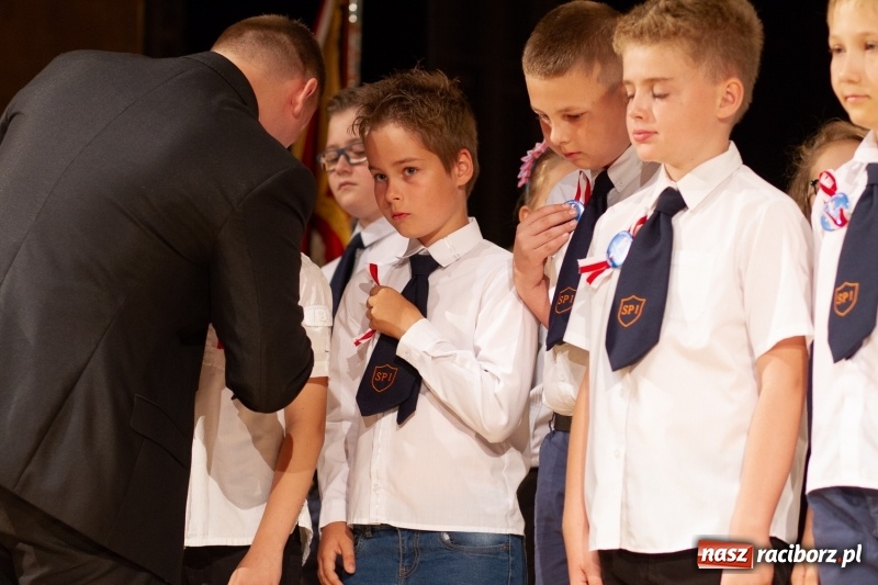 Zdjęcie w galerii na portalu naszraciborz.pl: Przed rozdaniem świadectw były dyplomy i wyróżnienia. Gala SP 1 w RCK wiadomości z regionu