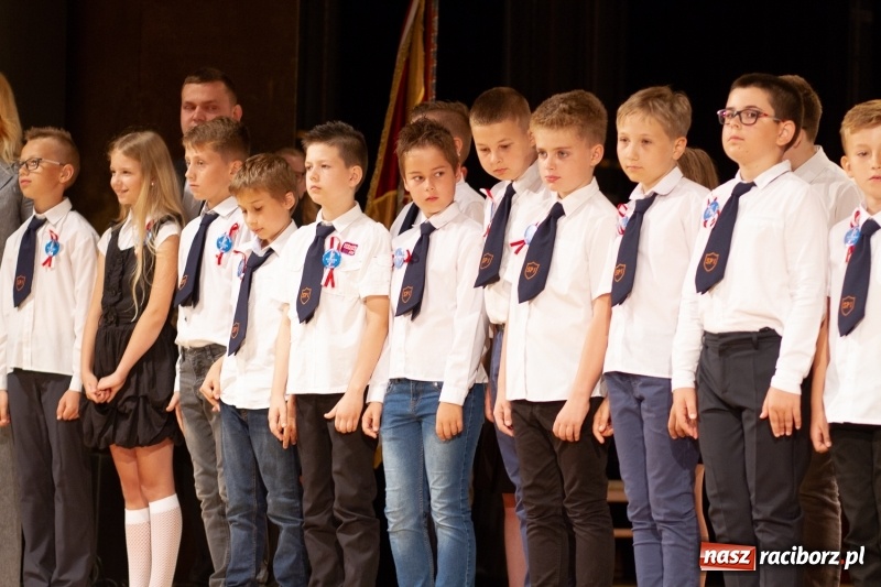 Zdjęcie w galerii na portalu naszraciborz.pl: Przed rozdaniem świadectw były dyplomy i wyróżnienia. Gala SP 1 w RCK wiadomości z regionu