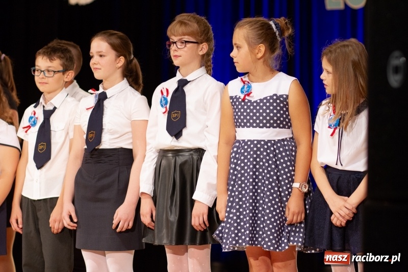 Zdjęcie w galerii na portalu naszraciborz.pl: Przed rozdaniem świadectw były dyplomy i wyróżnienia. Gala SP 1 w RCK wiadomości z regionu