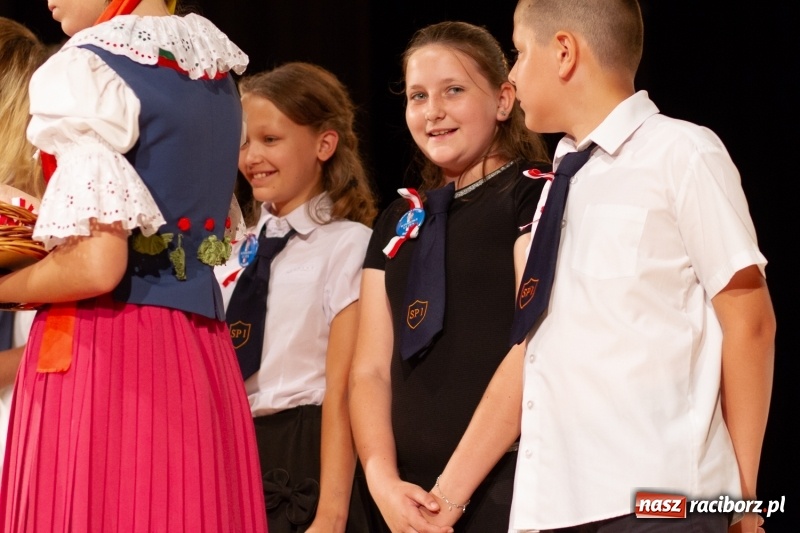 Zdjęcie w galerii na portalu naszraciborz.pl: Przed rozdaniem świadectw były dyplomy i wyróżnienia. Gala SP 1 w RCK wiadomości z regionu