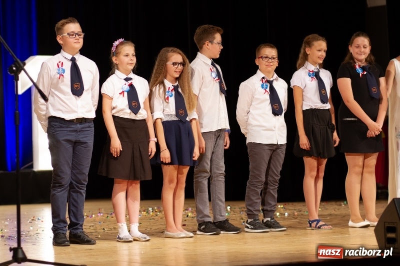 Zdjęcie w galerii na portalu naszraciborz.pl: Przed rozdaniem świadectw były dyplomy i wyróżnienia. Gala SP 1 w RCK wiadomości z regionu