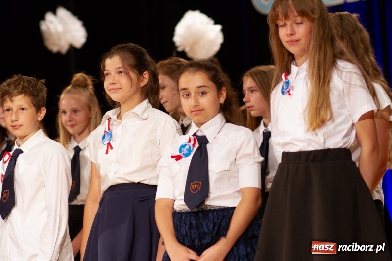Zdjęcie w galerii na portalu naszraciborz.pl: Przed rozdaniem świadectw były dyplomy i wyróżnienia. Gala SP 1 w RCK wiadomości z regionu