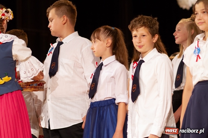 Zdjęcie w galerii na portalu naszraciborz.pl: Przed rozdaniem świadectw były dyplomy i wyróżnienia. Gala SP 1 w RCK wiadomości z regionu