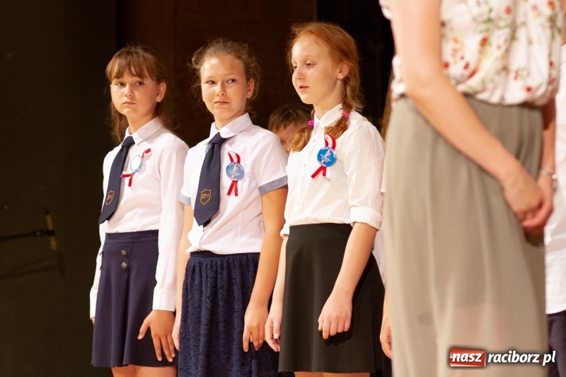 Zdjęcie w galerii na portalu naszraciborz.pl: Przed rozdaniem świadectw były dyplomy i wyróżnienia. Gala SP 1 w RCK wiadomości z regionu