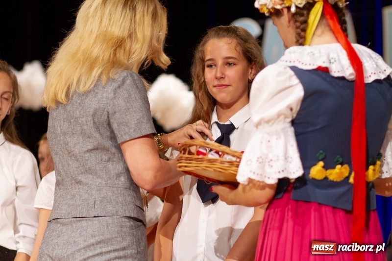 Zdjęcie w galerii na portalu naszraciborz.pl: Przed rozdaniem świadectw były dyplomy i wyróżnienia. Gala SP 1 w RCK wiadomości z regionu