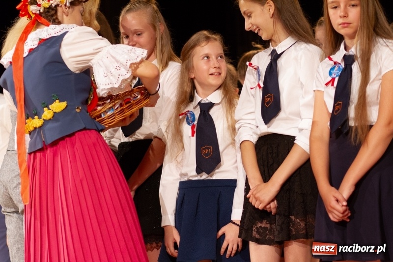 Zdjęcie w galerii na portalu naszraciborz.pl: Przed rozdaniem świadectw były dyplomy i wyróżnienia. Gala SP 1 w RCK wiadomości z regionu