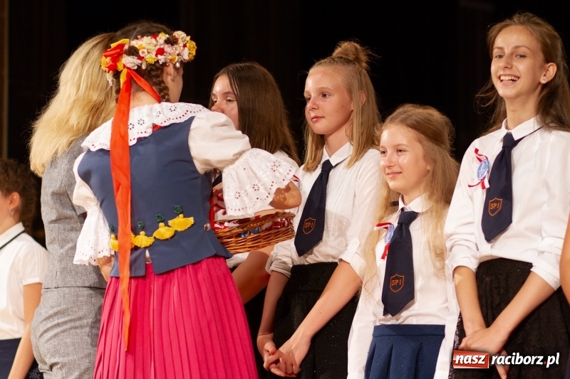 Zdjęcie w galerii na portalu naszraciborz.pl: Przed rozdaniem świadectw były dyplomy i wyróżnienia. Gala SP 1 w RCK wiadomości z regionu