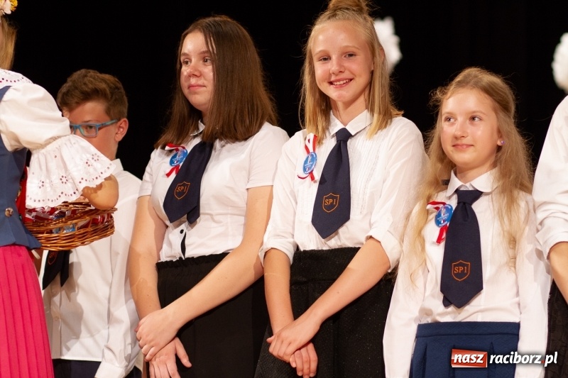 Zdjęcie w galerii na portalu naszraciborz.pl: Przed rozdaniem świadectw były dyplomy i wyróżnienia. Gala SP 1 w RCK wiadomości z regionu