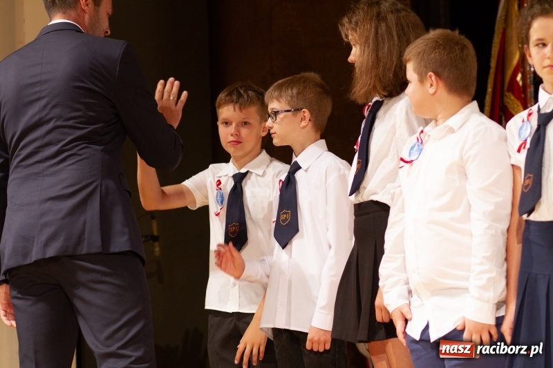Zdjęcie w galerii na portalu naszraciborz.pl: Przed rozdaniem świadectw były dyplomy i wyróżnienia. Gala SP 1 w RCK wiadomości z regionu