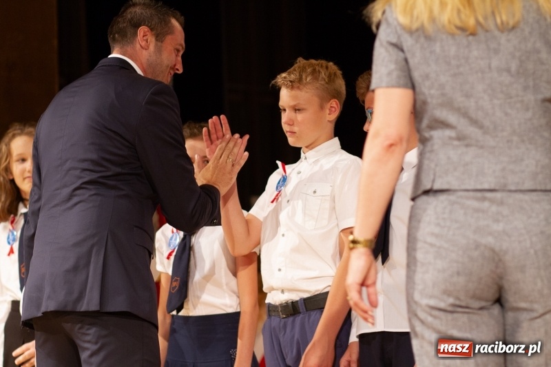 Zdjęcie w galerii na portalu naszraciborz.pl: Przed rozdaniem świadectw były dyplomy i wyróżnienia. Gala SP 1 w RCK wiadomości z regionu