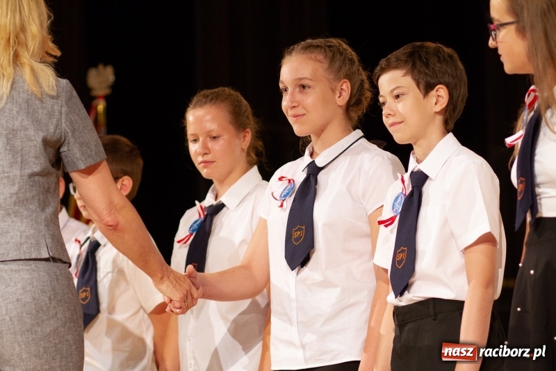 Zdjęcie w galerii na portalu naszraciborz.pl: Przed rozdaniem świadectw były dyplomy i wyróżnienia. Gala SP 1 w RCK wiadomości z regionu